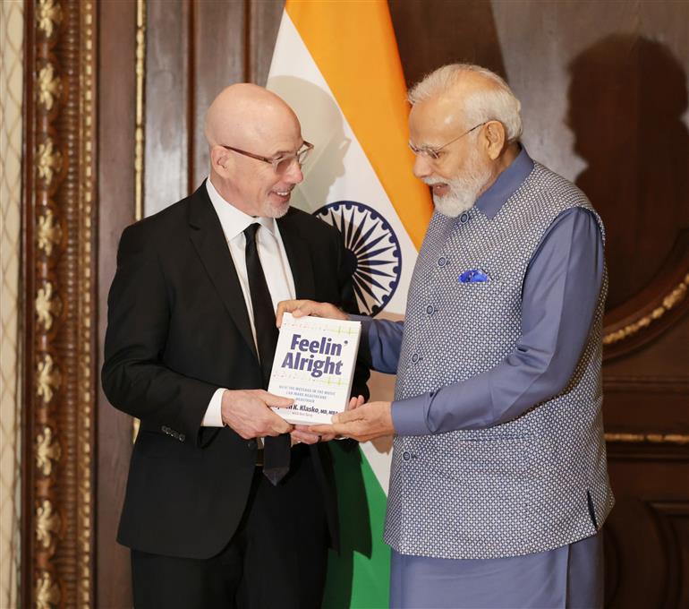 प्रधानमंत्री श्री नरेन्द्र मोदी ने 21 जून, 2023 को अमेरिका के न्यूयॉर्क में जनरल कैटेलिस्ट के सलाहकार डॉ. स्टीफन क्लास्को से मुलाकात की।:Prime Minister's Office प्रधानमंत्री श्री नरेन्द्र मोदी ने 21 जून, 2023 को अमेरिका के न्यूयॉर्क में जनरल कैटेलिस्ट के सलाहकार डॉ. स्टीफन क्लास्को से मुलाकात की।:Prime Minister