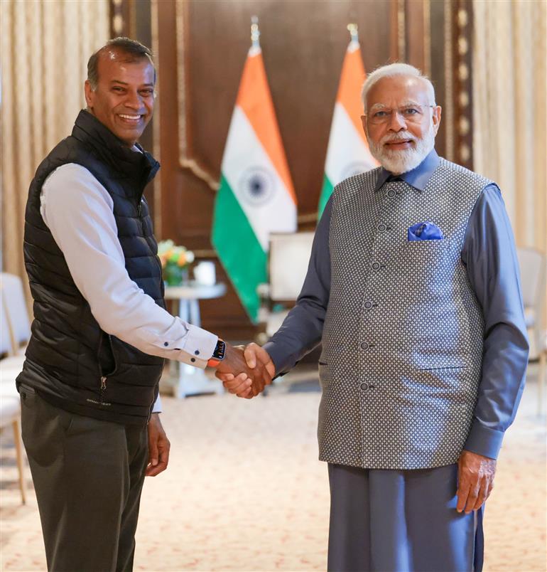 प्रधानमंत्री श्री नरेन्द्र मोदी ने 21 जून, 2023 को अमेरिका के न्यूयॉर्क में स्टैनफोर्ड यूनिवर्सिटी के एडजंक्ट प्रोफेसर ऑफ मेडिसिन और ग्लोबल आउटरीच प्रोग्राम्स के निदेशक डॉ. अनुराग मायराल से मुलाकात की।:Prime Minister's Office प्रधानमंत्री श्री नरेन्द्र मोदी ने 21 जून, 2023 को अमेरिका के न्यूयॉर्क में स्टैनफोर्ड यूनिवर्सिटी के एडजंक्ट प्रोफेसर ऑफ मेडिसिन और ग्लोबल आउटरीच प्रोग्राम्स के निदेशक डॉ. अनुराग मायराल से मुलाकात की।:Prime Minister