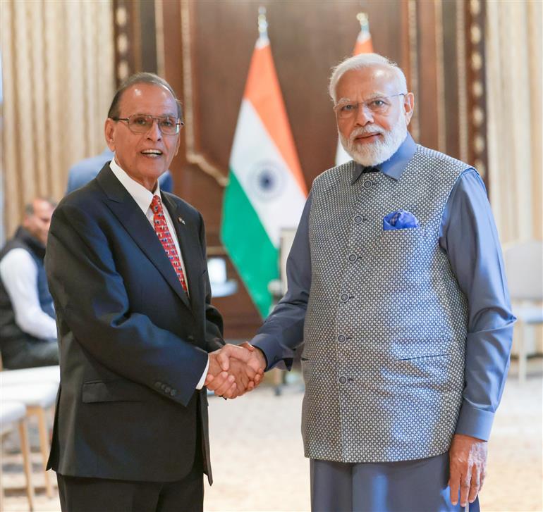 प्रधानमंत्री श्री नरेन्द्र मोदी 21 जून, 2023 को अमेरिका के न्यूयॉर्क में बफेलो विश्वविद्यालय के अध्यक्ष डॉ. सतीश त्रिपाठी से मुलाकात की।:Prime Minister's Office प्रधानमंत्री श्री नरेन्द्र मोदी 21 जून, 2023 को अमेरिका के न्यूयॉर्क में बफेलो विश्वविद्यालय के अध्यक्ष डॉ. सतीश त्रिपाठी से मुलाकात की।:Prime Minister