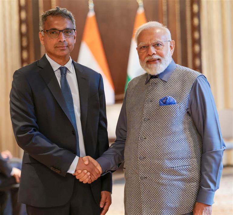 प्रधानमंत्री श्री नरेन्द्र मोदी ने 21 जून, 2023 को अमेरिका के न्यूयॉर्क में बूथ स्कूल ऑफ बिजनेस, शिकागो विश्वविद्यालय के डीन डॉ. माधव वी. राजन से मुलाकात की।:Prime Minister's Office प्रधानमंत्री श्री नरेन्द्र मोदी ने 21 जून, 2023 को अमेरिका के न्यूयॉर्क में बूथ स्कूल ऑफ बिजनेस, शिकागो विश्वविद्यालय के डीन डॉ. माधव वी. राजन से मुलाकात की।:Prime Minister