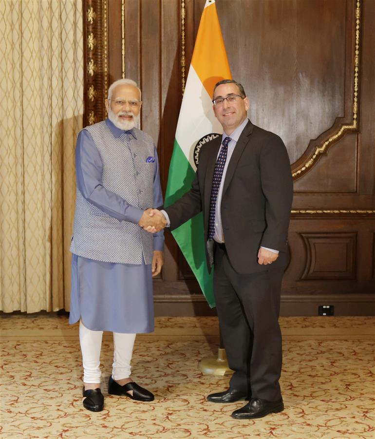 प्रधानमंत्री श्री नरेन्द्र मोदी ने 21 जून, 2023 को अमेरिका के न्यूयॉर्क में नॉर्थईस्टर्न यूनिवर्सिटी में राजनीति विज्ञान के एसोसिएट प्रोफेसर डॉ. मैक्स अब्राम्स से मुलाकात की।:Prime Minister's Office प्रधानमंत्री श्री नरेन्द्र मोदी ने 21 जून, 2023 को अमेरिका के न्यूयॉर्क में नॉर्थईस्टर्न यूनिवर्सिटी में राजनीति विज्ञान के एसोसिएट प्रोफेसर डॉ. मैक्स अब्राम्स से मुलाकात की।:Prime Minister