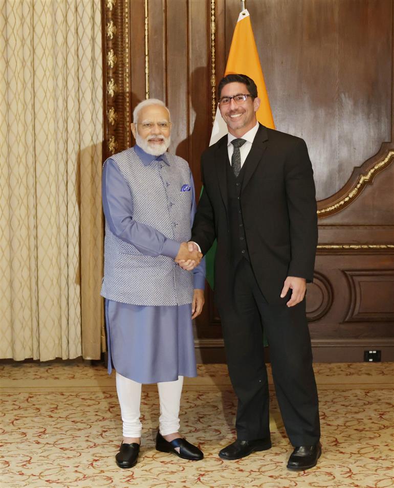 प्रधानमंत्री श्री नरेन्द्र मोदी ने 21 जून, 2023 को अमेरिका के न्यूयॉर्क में एशियन स्टडीज सेंटर, द हेरिटेज फाउंडेशन के निदेशक श्री जेफ एम. स्मिथ से मुलाकात की।:Prime Minister's Office प्रधानमंत्री श्री नरेन्द्र मोदी ने 21 जून, 2023 को अमेरिका के न्यूयॉर्क में एशियन स्टडीज सेंटर, द हेरिटेज फाउंडेशन के निदेशक श्री जेफ एम. स्मिथ से मुलाकात की।:Prime Minister