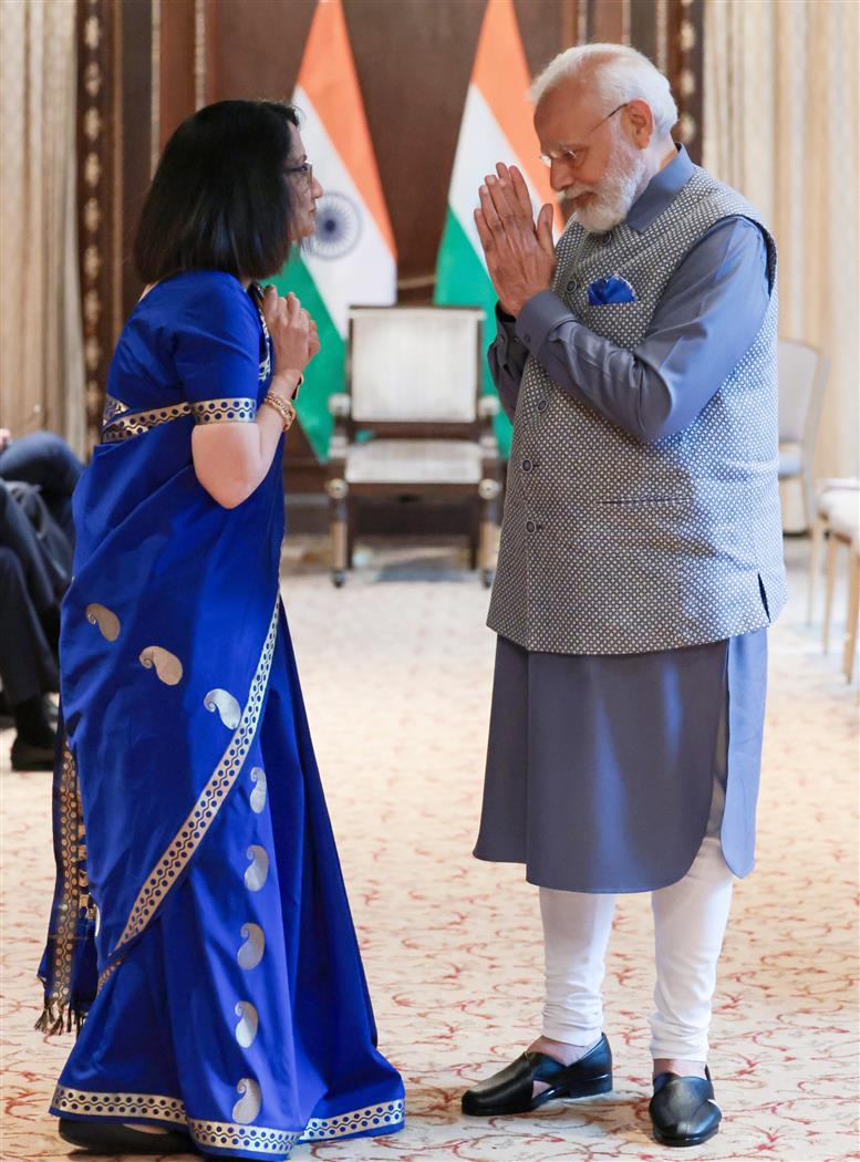 प्रधानमंत्री श्री नरेन्द्र मोदी ने 21 जून, 2023 को अमेरिका के न्यूयॉर्क में पेंसिल्वेनिया स्टेट यूनिवर्सिटी के अध्यक्ष डॉ. नीली बेंदापुडी से मुलाकात की।:Prime Minister's Office प्रधानमंत्री श्री नरेन्द्र मोदी ने 21 जून, 2023 को अमेरिका के न्यूयॉर्क में पेंसिल्वेनिया स्टेट यूनिवर्सिटी के अध्यक्ष डॉ. नीली बेंदापुडी से मुलाकात की।:Prime Minister