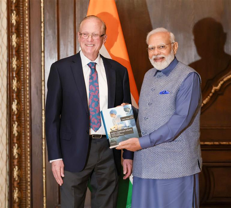 प्रधानमंत्री श्री नरेन्द्र मोदी ने 21 जून, 2023 को अमेरिका के न्यूयॉर्क में व्हार्टन स्कूल, पेन्सिलवेनिया विश्वविद्यालय के हेल्थकेयर प्रबंधन के प्रोफेसर डॉ. लॉटन आर. बर्न्स से मुलाकात की।:Prime Minister's Office प्रधानमंत्री श्री नरेन्द्र मोदी ने 21 जून, 2023 को अमेरिका के न्यूयॉर्क में व्हार्टन स्कूल, पेन्सिलवेनिया विश्वविद्यालय के हेल्थकेयर प्रबंधन के प्रोफेसर डॉ. लॉटन आर. बर्न्स से मुलाकात की।:Prime Minister