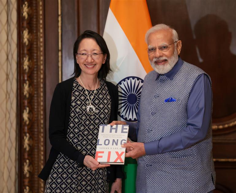 प्रधानमंत्री श्री नरेन्द्र मोदी ने 21 जून, 2023 को अमेरिका के न्यूयॉर्क में एमडी श्री विवियन एस. ली से मुलाकात की।:Prime Minister's Office प्रधानमंत्री श्री नरेन्द्र मोदी ने 21 जून, 2023 को अमेरिका के न्यूयॉर्क में एमडी श्री विवियन एस. ली से मुलाकात की।:Prime Minister