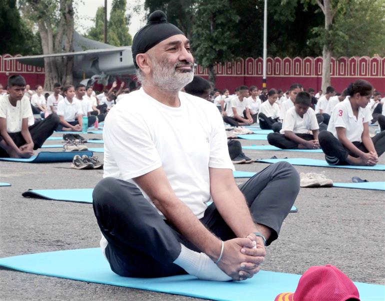 Glimpses of NCC Cadets from all 3 services led by DGNCC Lt Gen., Gurbirpal Singh, AVSM VSM, performing Yoga on International Day of Yoga 2023, in Delhi Cantt. on June 21, 2023.:Ministry of Defence