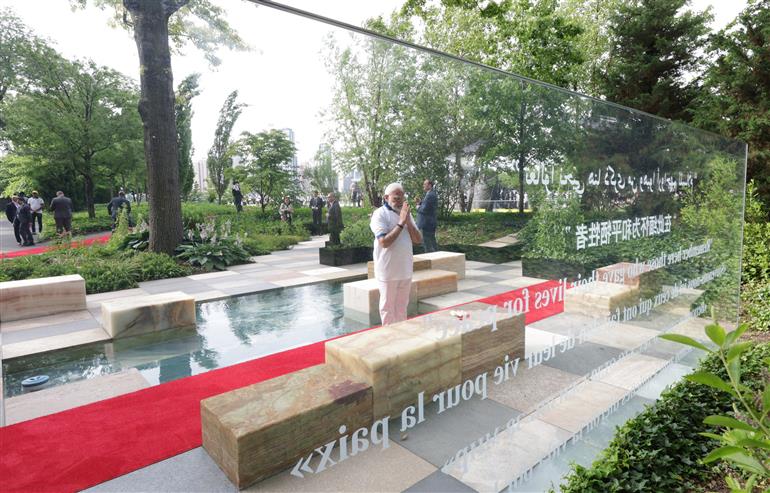 प्रधानमंत्री श्री नरेन्द्र मोदी ने 21 जून, 2023 को न्यूयॉर्क स्थित संयुक्त राष्ट्र मुख्यालय में 9वें वार्षिक अंतर्राष्ट्रीय योग दिवस 2023 समारोह से पहले पीसकीपिंग मेमोरियल में श्रद्धांजलि अर्पित की।:Prime Minister's Office प्रधानमंत्री श्री नरेन्द्र मोदी ने 21 जून, 2023 को न्यूयॉर्क स्थित संयुक्त राष्ट्र मुख्यालय में 9वें वार्षिक अंतर्राष्ट्रीय योग दिवस 2023 समारोह से पहले पीसकीपिंग मेमोरियल में श्रद्धांजलि अर्पित की।:Prime Minister