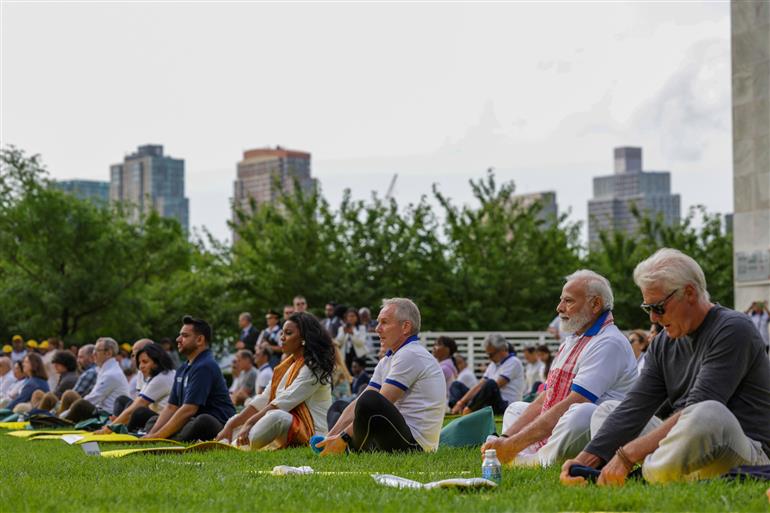 प्रधानमंत्री श्री नरेन्द्र मोदी ने 21 जून, 2023 को न्यूयॉर्क स्थित संयुक्त राष्ट्र मुख्यालय में 9वें वार्षिक अंतर्राष्ट्रीय योग दिवस 2023 समारोह के दौरान योगाभ्यास किया।:Prime Minister's Office प्रधानमंत्री श्री नरेन्द्र मोदी ने 21 जून, 2023 को न्यूयॉर्क स्थित संयुक्त राष्ट्र मुख्यालय में 9वें वार्षिक अंतर्राष्ट्रीय योग दिवस 2023 समारोह के दौरान योगाभ्यास किया।:Prime Minister