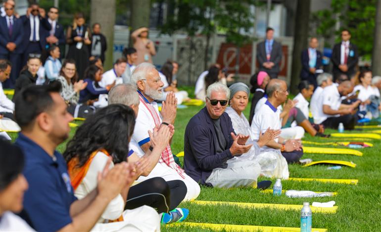 प्रधानमंत्री श्री नरेन्द्र मोदी ने 21 जून, 2023 को न्यूयॉर्क स्थित संयुक्त राष्ट्र मुख्यालय में 9वें वार्षिक अंतर्राष्ट्रीय योग दिवस 2023 समारोह के दौरान योगाभ्यास किया।:Prime Minister's Office प्रधानमंत्री श्री नरेन्द्र मोदी ने 21 जून, 2023 को न्यूयॉर्क स्थित संयुक्त राष्ट्र मुख्यालय में 9वें वार्षिक अंतर्राष्ट्रीय योग दिवस 2023 समारोह के दौरान योगाभ्यास किया।:Prime Minister
