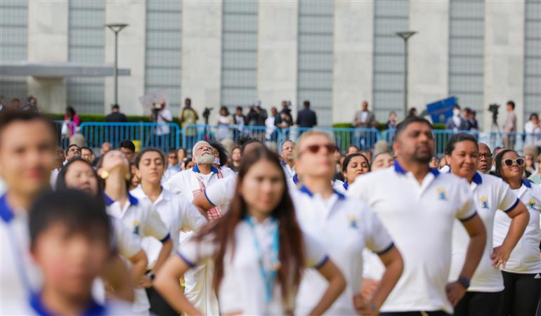 प्रधानमंत्री श्री नरेन्द्र मोदी ने 21 जून, 2023 को न्यूयॉर्क स्थित संयुक्त राष्ट्र मुख्यालय में 9वें वार्षिक अंतर्राष्ट्रीय योग दिवस 2023 समारोह के दौरान योगाभ्यास किया।:Prime Minister's Office प्रधानमंत्री श्री नरेन्द्र मोदी ने 21 जून, 2023 को न्यूयॉर्क स्थित संयुक्त राष्ट्र मुख्यालय में 9वें वार्षिक अंतर्राष्ट्रीय योग दिवस 2023 समारोह के दौरान योगाभ्यास किया।:Prime Minister