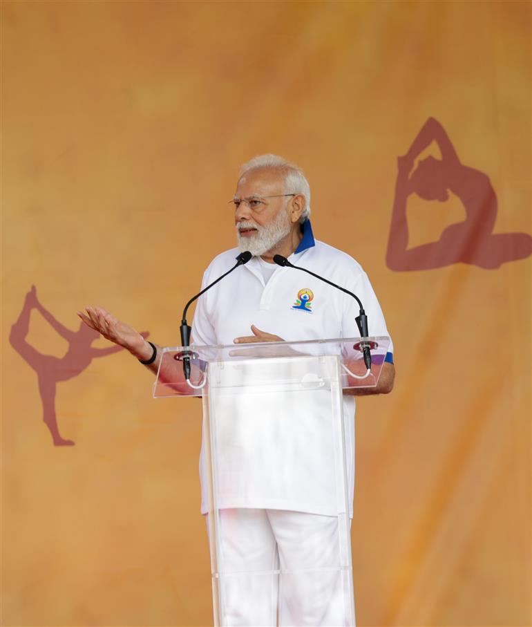 प्रधानमंत्री श्री नरेन्द्र मोदी 21 जून, 2023 को न्यूयॉर्क स्थित संयुक्त राष्ट्र मुख्यालय में 9वें वार्षिक अंतर्राष्ट्रीय योग दिवस 2023 समारोह को संबोधित करते हुए।:Prime Minister's Office प्रधानमंत्री श्री नरेन्द्र मोदी 21 जून, 2023 को न्यूयॉर्क स्थित संयुक्त राष्ट्र मुख्यालय में 9वें वार्षिक अंतर्राष्ट्रीय योग दिवस 2023 समारोह को संबोधित करते हुए।:Prime Minister