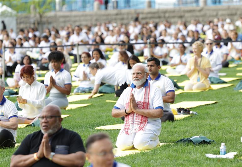 प्रधानमंत्री श्री नरेन्द्र मोदी ने 21 जून, 2023 को न्यूयॉर्क स्थित संयुक्त राष्ट्र मुख्यालय में 9वें वार्षिक अंतर्राष्ट्रीय योग दिवस 2023 समारोह के दौरान योगाभ्यास किया।:Prime Minister's Office प्रधानमंत्री श्री नरेन्द्र मोदी ने 21 जून, 2023 को न्यूयॉर्क स्थित संयुक्त राष्ट्र मुख्यालय में 9वें वार्षिक अंतर्राष्ट्रीय योग दिवस 2023 समारोह के दौरान योगाभ्यास किया।:Prime Minister