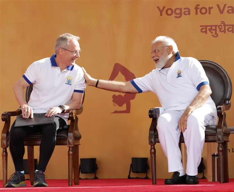 प्रधानमंत्री श्री नरेन्द्र मोदी ने 21 जून, 2023 को न्यूयॉर्क स्थित संयुक्त राष्ट्र मुख्यालय में 9वें वार्षिक अंतर्राष्ट्रीय योग दिवस 2023 समारोह में भाग लिया।:Prime Minister's Office प्रधानमंत्री श्री नरेन्द्र मोदी ने 21 जून, 2023 को न्यूयॉर्क स्थित संयुक्त राष्ट्र मुख्यालय में 9वें वार्षिक अंतर्राष्ट्रीय योग दिवस 2023 समारोह में भाग लिया।:Prime Minister