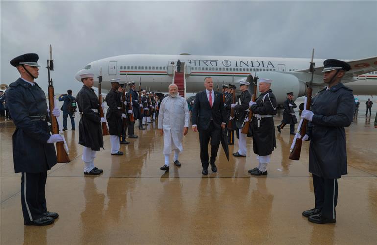 प्रधानमंत्री श्री नरेन्द्र मोदी 21 जून, 2023 को वाशिंगटन डीसी के ज्वाइंट बेस एंड्रयूज हवाई अड्डे पर पहुंचे।:Prime Minister's Office प्रधानमंत्री श्री नरेन्द्र मोदी 21 जून, 2023 को वाशिंगटन डीसी के ज्वाइंट बेस एंड्रयूज हवाई अड्डे पर पहुंचे।:Prime Minister