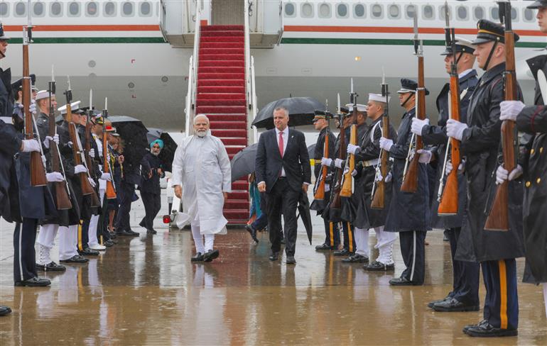 प्रधानमंत्री श्री नरेन्द्र मोदी 21 जून, 2023 को वाशिंगटन डीसी के ज्वाइंट बेस एंड्रयूज हवाई अड्डे पर पहुंचे।:Prime Minister's Office प्रधानमंत्री श्री नरेन्द्र मोदी 21 जून, 2023 को वाशिंगटन डीसी के ज्वाइंट बेस एंड्रयूज हवाई अड्डे पर पहुंचे।:Prime Minister