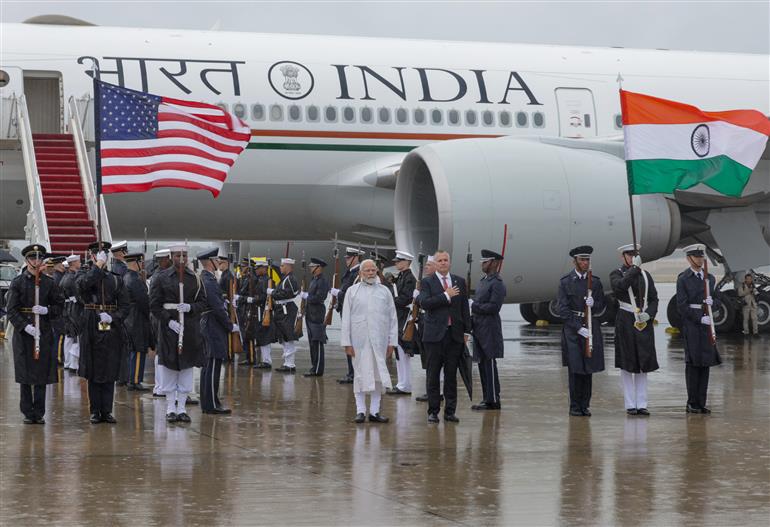 प्रधानमंत्री श्री नरेन्द्र मोदी 21 जून, 2023 को वाशिंगटन डीसी के ज्वाइंट बेस एंड्रयूज हवाई अड्डे पर पहुंचे।:Prime Minister's Office प्रधानमंत्री श्री नरेन्द्र मोदी 21 जून, 2023 को वाशिंगटन डीसी के ज्वाइंट बेस एंड्रयूज हवाई अड्डे पर पहुंचे।:Prime Minister