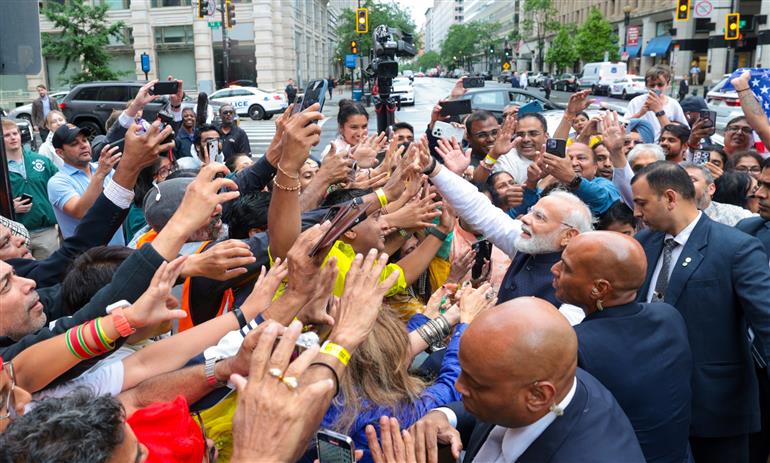 प्रधानमंत्री श्री नरेन्द्र मोदी का 21 जून, 2023 को वाशिंगटन डीसी में भारतीय समुदाय द्वारा भव्य स्वागत किया गया।:Prime Minister's Office प्रधानमंत्री श्री नरेन्द्र मोदी का 21 जून, 2023 को वाशिंगटन डीसी में भारतीय समुदाय द्वारा भव्य स्वागत किया गया।:Prime Minister