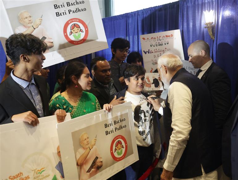 प्रधानमंत्री श्री नरेन्द्र मोदी का 21 जून, 2023 को वाशिंगटन डीसी में भारतीय समुदाय द्वारा भव्य स्वागत किया गया।:Prime Minister's Office प्रधानमंत्री श्री नरेन्द्र मोदी का 21 जून, 2023 को वाशिंगटन डीसी में भारतीय समुदाय द्वारा भव्य स्वागत किया गया।:Prime Minister
