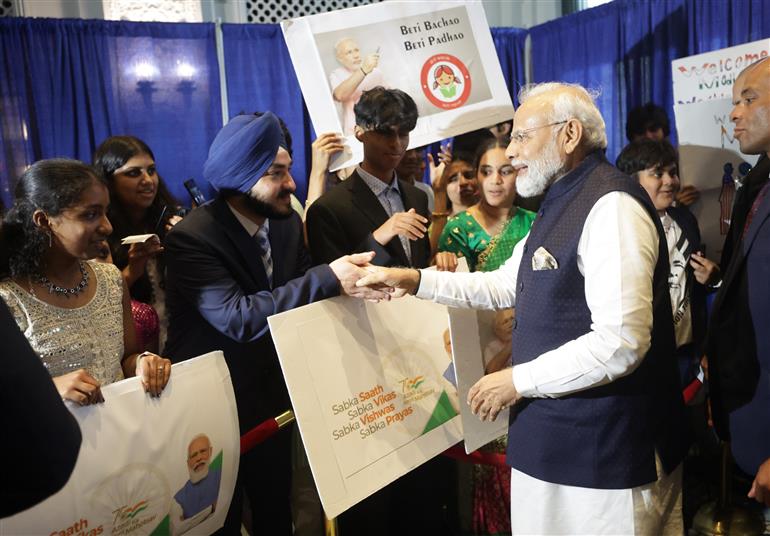 प्रधानमंत्री श्री नरेन्द्र मोदी का 21 जून, 2023 को वाशिंगटन डीसी में भारतीय समुदाय द्वारा भव्य स्वागत किया गया।:Prime Minister's Office प्रधानमंत्री श्री नरेन्द्र मोदी का 21 जून, 2023 को वाशिंगटन डीसी में भारतीय समुदाय द्वारा भव्य स्वागत किया गया।:Prime Minister