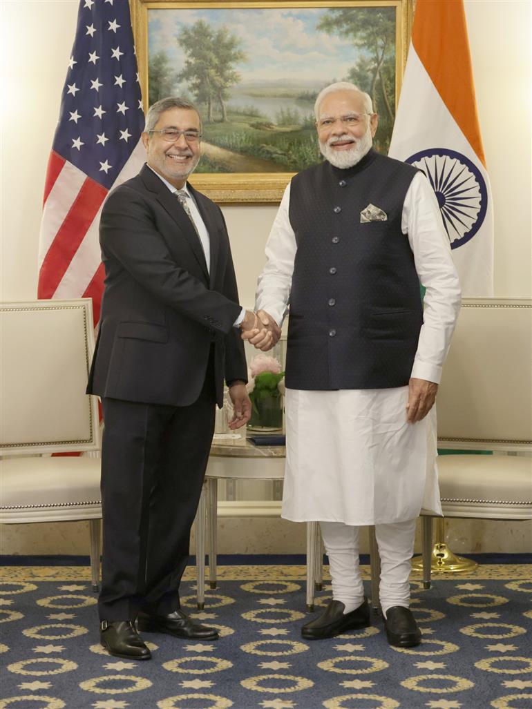 प्रधानमंत्री श्री नरेन्द्र मोदी ने 21 जून, 2023 को वाशिंगटन डीसी, अमेरिका में माइक्रोन के श्री संजय मेहरोत्रा से मुलाकात की।:Prime Minister's Office प्रधानमंत्री श्री नरेन्द्र मोदी ने 21 जून, 2023 को वाशिंगटन डीसी, अमेरिका में माइक्रोन के श्री संजय मेहरोत्रा से मुलाकात की।:Prime Minister