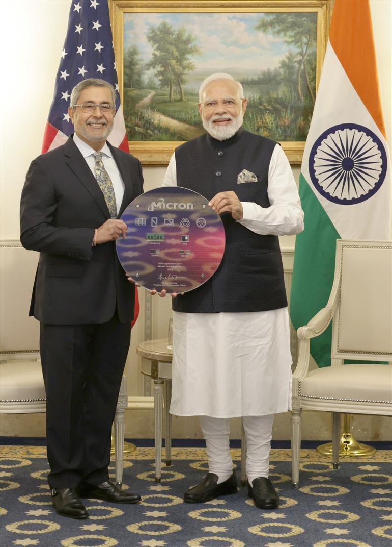 प्रधानमंत्री श्री नरेन्द्र मोदी ने 21 जून, 2023 को वाशिंगटन डीसी, अमेरिका में माइक्रोन के श्री संजय मेहरोत्रा से मुलाकात की।:Prime Minister's Office प्रधानमंत्री श्री नरेन्द्र मोदी ने 21 जून, 2023 को वाशिंगटन डीसी, अमेरिका में माइक्रोन के श्री संजय मेहरोत्रा से मुलाकात की।:Prime Minister