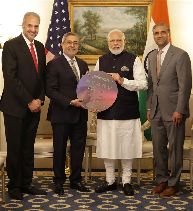 प्रधानमंत्री श्री नरेन्द्र मोदी ने 21 जून, 2023 को वाशिंगटन डीसी, अमेरिका में माइक्रोन के श्री संजय मेहरोत्रा से मुलाकात की।:Prime Minister's Office प्रधानमंत्री श्री नरेन्द्र मोदी ने 21 जून, 2023 को वाशिंगटन डीसी, अमेरिका में माइक्रोन के श्री संजय मेहरोत्रा से मुलाकात की।:Prime Minister