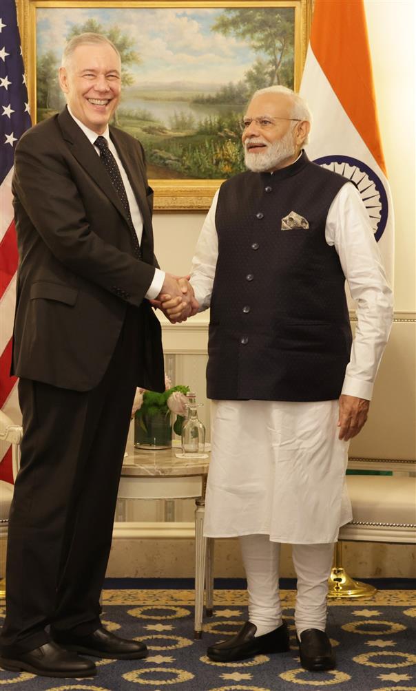 प्रधानमंत्री श्री नरेन्द्र मोदी ने 21 जून, 2023 को वाशिंगटन डीसी, अमेरिका में एप्लाइड मैटेरियल्स के श्री गैरी ई. डिकर्सन से मुलाकात की।:Prime Minister's Office प्रधानमंत्री श्री नरेन्द्र मोदी ने 21 जून, 2023 को वाशिंगटन डीसी, अमेरिका में एप्लाइड मैटेरियल्स के श्री गैरी ई. डिकर्सन से मुलाकात की।:Prime Minister