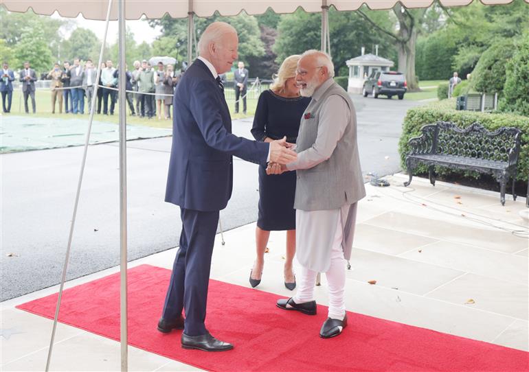 प्रधानमंत्री श्री नरेन्द्र मोदी 21 जून, 2023 को व्हाइट हाउस (वाशिंगटन डीसी) में अमेरिकी राष्ट्रपति श्री जो बाइडेन और अमेरिका की प्रथम महिला सुश्री जिल बाइडेन के साथ निजी वार्ता के लिए व्हाइट हाउस पहुंचे। :Prime Minister's Office प्रधानमंत्री श्री नरेन्द्र मोदी 21 जून, 2023 को व्हाइट हाउस (वाशिंगटन डीसी) में अमेरिकी राष्ट्रपति श्री जो बाइडेन और अमेरिका की प्रथम महिला सुश्री जिल बाइडेन के साथ निजी वार्ता के लिए व्हाइट हाउस पहुंचे। :Prime Minister