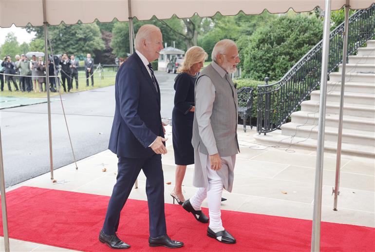 प्रधानमंत्री श्री नरेन्द्र मोदी 21 जून, 2023 को व्हाइट हाउस (वाशिंगटन डीसी) में अमेरिकी राष्ट्रपति श्री जो बाइडेन और अमेरिका की प्रथम महिला सुश्री जिल बाइडेन के साथ निजी वार्ता के लिए व्हाइट हाउस पहुंचे। :Prime Minister's Office प्रधानमंत्री श्री नरेन्द्र मोदी 21 जून, 2023 को व्हाइट हाउस (वाशिंगटन डीसी) में अमेरिकी राष्ट्रपति श्री जो बाइडेन और अमेरिका की प्रथम महिला सुश्री जिल बाइडेन के साथ निजी वार्ता के लिए व्हाइट हाउस पहुंचे। :Prime Minister