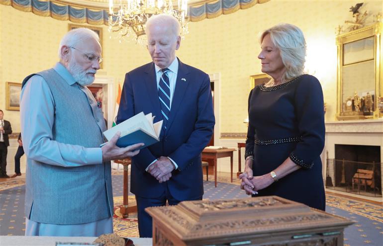 21 जून, 2023 को व्हाइट हाउस, वाशिंगटन डीसी में अमेरिकी राष्ट्रपति श्री जो बाइडेन के साथ में प्रधानमंत्री श्री नरेन्द्र मोदी।:Prime Minister's Office 21 जून, 2023 को व्हाइट हाउस, वाशिंगटन डीसी में अमेरिकी राष्ट्रपति श्री जो बाइडेन के साथ में प्रधानमंत्री श्री नरेन्द्र मोदी।:Prime Minister