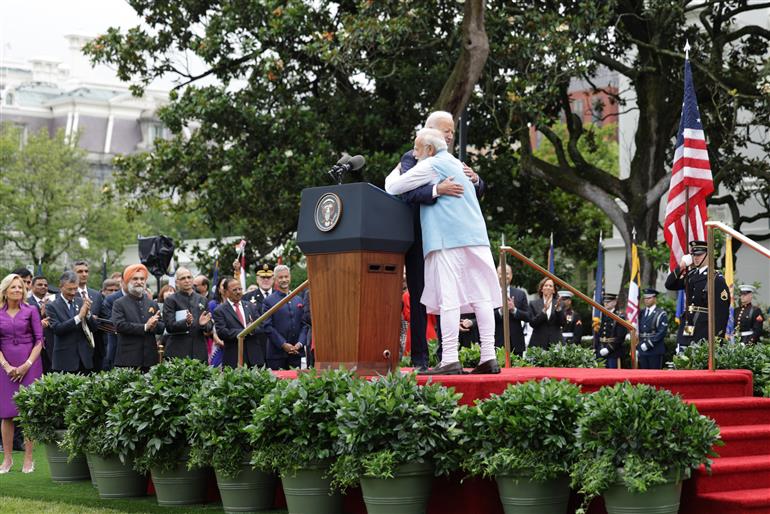 22 जून, 2023 को वाशिंगटन डी.सी. में व्हाइट हाउस आगमन समारोह में प्रधानमंत्री श्री नरेन्द्र मोदी।:Prime Minister's Office 22 जून, 2023 को वाशिंगटन डी.सी. में व्हाइट हाउस आगमन समारोह में प्रधानमंत्री श्री नरेन्द्र मोदी।:Prime Minister