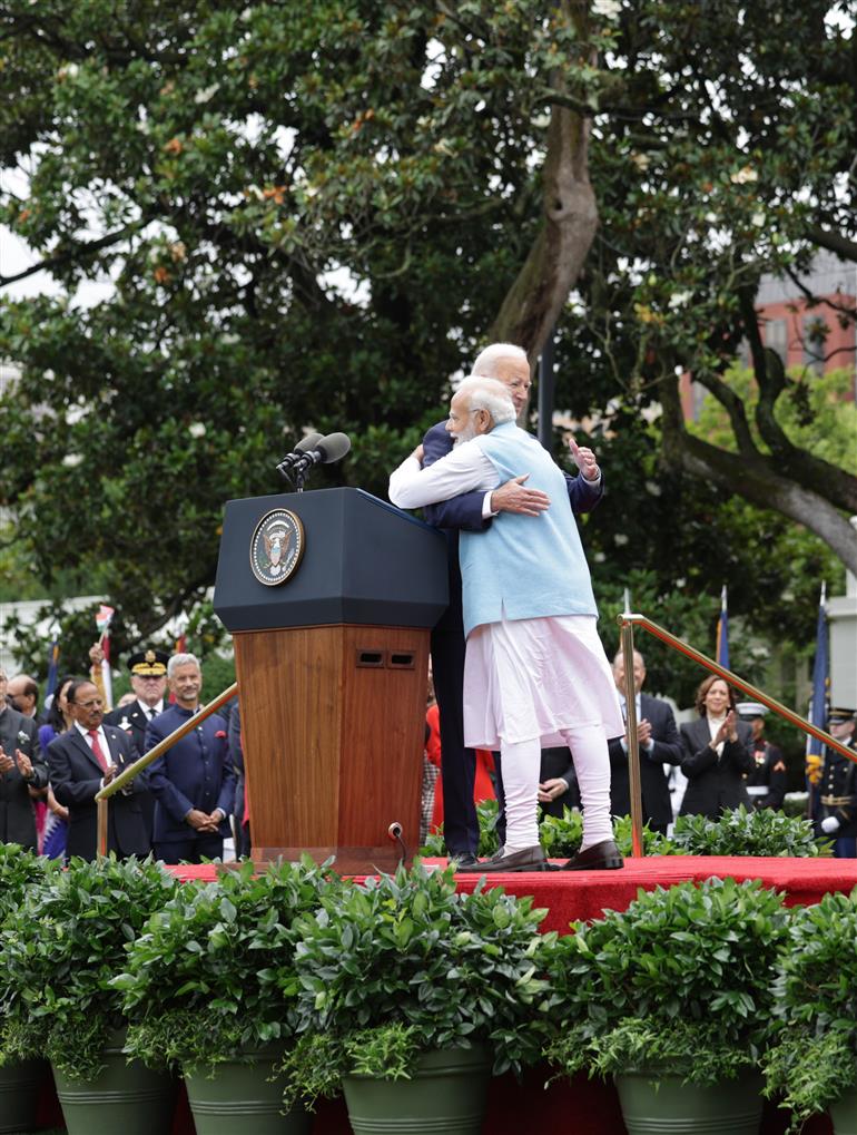 22 जून, 2023 को वाशिंगटन डी.सी. में व्हाइट हाउस आगमन समारोह में प्रधानमंत्री श्री नरेन्द्र मोदी।:Prime Minister's Office 22 जून, 2023 को वाशिंगटन डी.सी. में व्हाइट हाउस आगमन समारोह में प्रधानमंत्री श्री नरेन्द्र मोदी।:Prime Minister