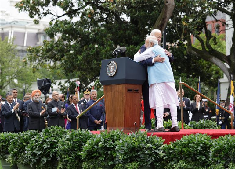 22 जून, 2023 को वाशिंगटन डी.सी. में व्हाइट हाउस आगमन समारोह में प्रधानमंत्री श्री नरेन्द्र मोदी।:Prime Minister's Office 22 जून, 2023 को वाशिंगटन डी.सी. में व्हाइट हाउस आगमन समारोह में प्रधानमंत्री श्री नरेन्द्र मोदी।:Prime Minister