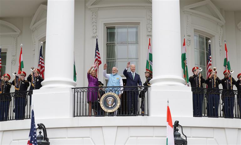 22 जून, 2023 को वाशिंगटन डी.सी. में व्हाइट हाउस आगमन समारोह में प्रधानमंत्री श्री नरेन्द्र मोदी।:Prime Minister's Office 22 जून, 2023 को वाशिंगटन डी.सी. में व्हाइट हाउस आगमन समारोह में प्रधानमंत्री श्री नरेन्द्र मोदी।:Prime Minister
