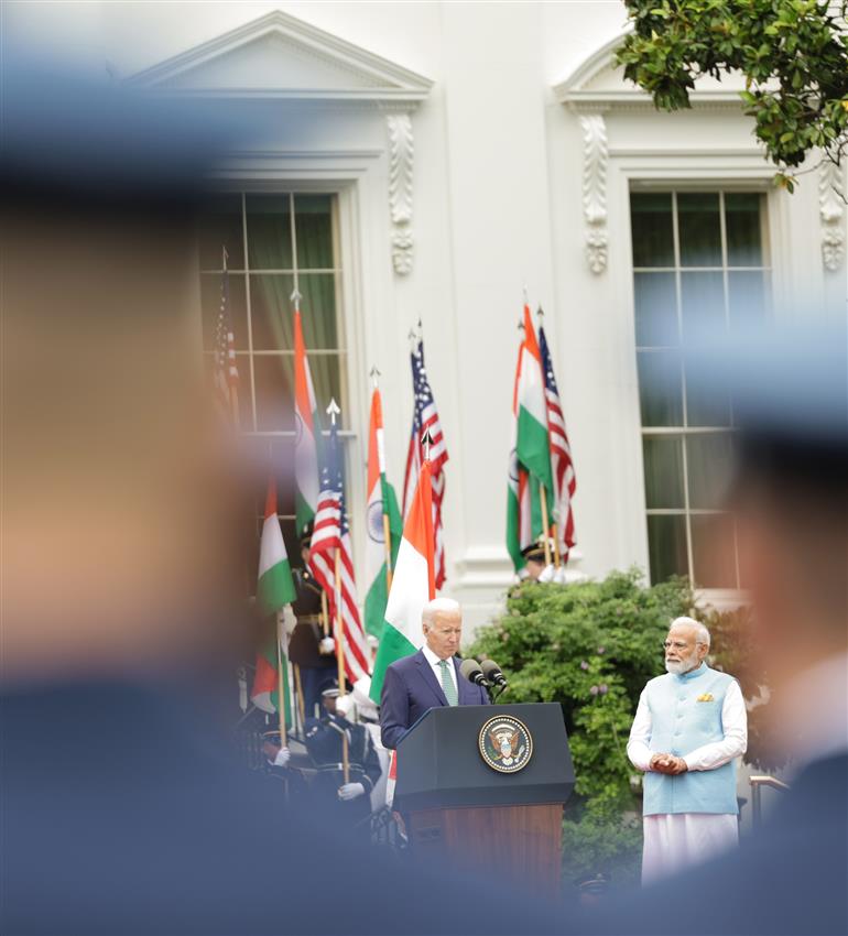 22 जून, 2023 को वाशिंगटन डी.सी. में व्हाइट हाउस आगमन समारोह में प्रधानमंत्री श्री नरेन्द्र मोदी।:Prime Minister's Office 22 जून, 2023 को वाशिंगटन डी.सी. में व्हाइट हाउस आगमन समारोह में प्रधानमंत्री श्री नरेन्द्र मोदी।:Prime Minister