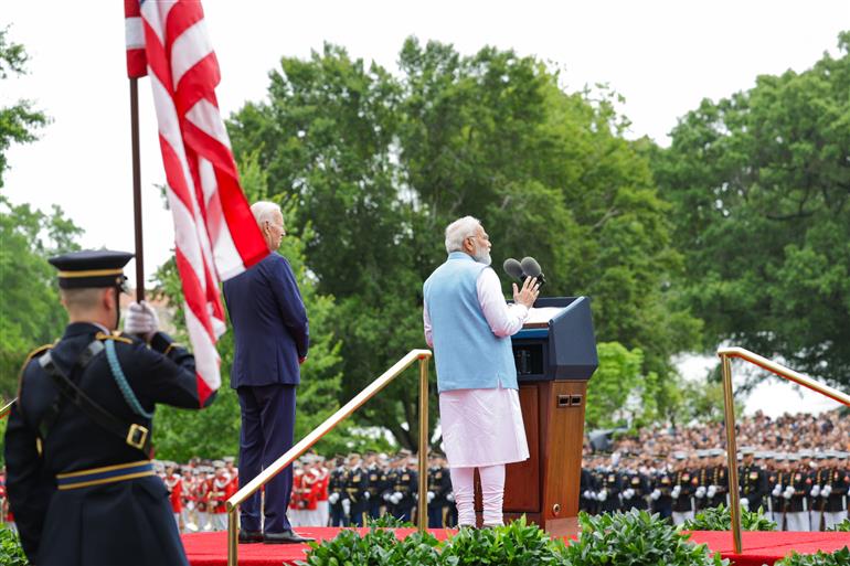 प्रधानमंत्री श्री नरेन्द्र मोदी 22 जून, 2023 को वाशिंगटन डी.सी. स्थित व्हाइट हाउस में आगमन समारोह के दौरान लोगों को संबोधित करते हुए।:Prime Minister's Office प्रधानमंत्री श्री नरेन्द्र मोदी 22 जून, 2023 को वाशिंगटन डी.सी. स्थित व्हाइट हाउस में आगमन समारोह के दौरान लोगों को संबोधित करते हुए।:Prime Minister