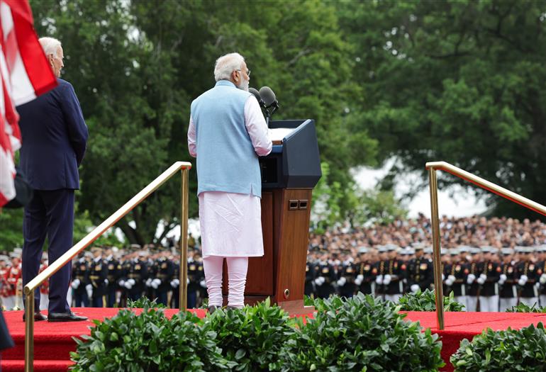 प्रधानमंत्री श्री नरेन्द्र मोदी 22 जून, 2023 को वाशिंगटन डी.सी. स्थित व्हाइट हाउस में आगमन समारोह के दौरान लोगों को संबोधित करते हुए।:Prime Minister's Office प्रधानमंत्री श्री नरेन्द्र मोदी 22 जून, 2023 को वाशिंगटन डी.सी. स्थित व्हाइट हाउस में आगमन समारोह के दौरान लोगों को संबोधित करते हुए।:Prime Minister