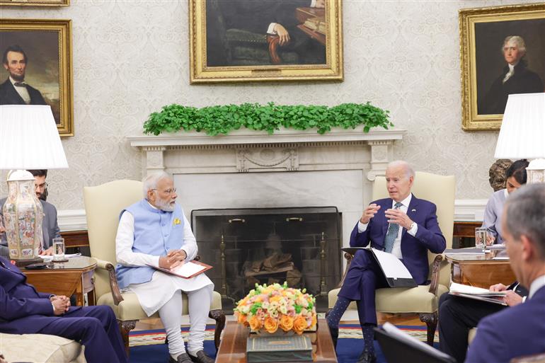 प्रधानमंत्री श्री नरेन्द्र मोदी 22 जून, 2023 को वाशिंगटन डीसी, व्हाइट हाउस में अमेरिका के राष्ट्रपति श्री जो बाइडेन के साथ द्विपक्षीय बैठक करते हुए।:Prime Minister's Office प्रधानमंत्री श्री नरेन्द्र मोदी 22 जून, 2023 को वाशिंगटन डीसी, व्हाइट हाउस में अमेरिका के राष्ट्रपति श्री जो बाइडेन के साथ द्विपक्षीय बैठक करते हुए।:Prime Minister