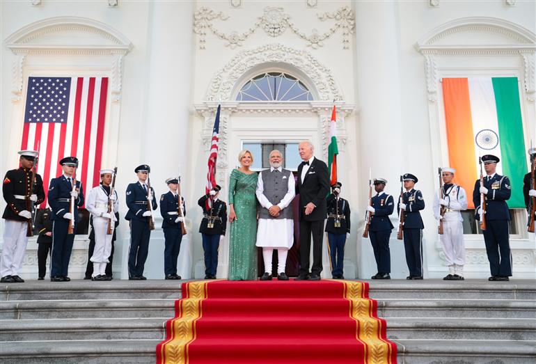 प्रधानमंत्री श्री नरेन्द्र मोदी 22 जून, 2023 को व्हाइट हाउस, वाशिंगटन डी.सी. में अमेरिका के राष्ट्रपति श्री जो बाइडेन द्वारा आयोजित राजकीय रात्रिभोज में पहुंचे।:Prime Minister's Office प्रधानमंत्री श्री नरेन्द्र मोदी 22 जून, 2023 को व्हाइट हाउस, वाशिंगटन डी.सी. में अमेरिका के राष्ट्रपति श्री जो बाइडेन द्वारा आयोजित राजकीय रात्रिभोज में पहुंचे।:Prime Minister