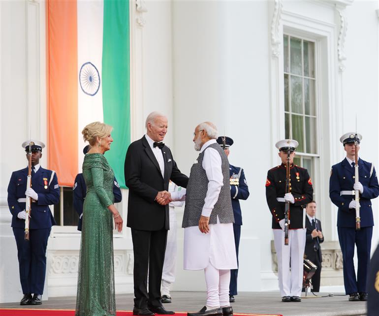 अमेरिका के राष्ट्रपति श्री जो बाइडेन द्वारा 22 जून, 2023 को व्हाइट हाउस, वाशिंगटन डी.सी. में आयोजित राजकीय रात्रिभोज में प्रधानमंत्री श्री नरेन्द्र मोदी।:Prime Minister's Office अमेरिका के राष्ट्रपति श्री जो बाइडेन द्वारा 22 जून, 2023 को व्हाइट हाउस, वाशिंगटन डी.सी. में आयोजित राजकीय रात्रिभोज में प्रधानमंत्री श्री नरेन्द्र मोदी।:Prime Minister