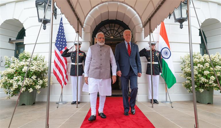 प्रधानमंत्री श्री नरेन्द्र मोदी और अमेरिकी राष्ट्रपति श्री जो बाइडेन 23 जून, 2023 को व्हाइट हाउस, वाशिंगटन डीसी में शीर्ष कंपनियों के मुख्य कार्यकारी अधिकारियों के साथ बैठक करते हुए।:Prime Minister's Office प्रधानमंत्री श्री नरेन्द्र मोदी और अमेरिकी राष्ट्रपति श्री जो बाइडेन 23 जून, 2023 को व्हाइट हाउस, वाशिंगटन डीसी में शीर्ष कंपनियों के मुख्य कार्यकारी अधिकारियों के साथ बैठक करते हुए।:Prime Minister