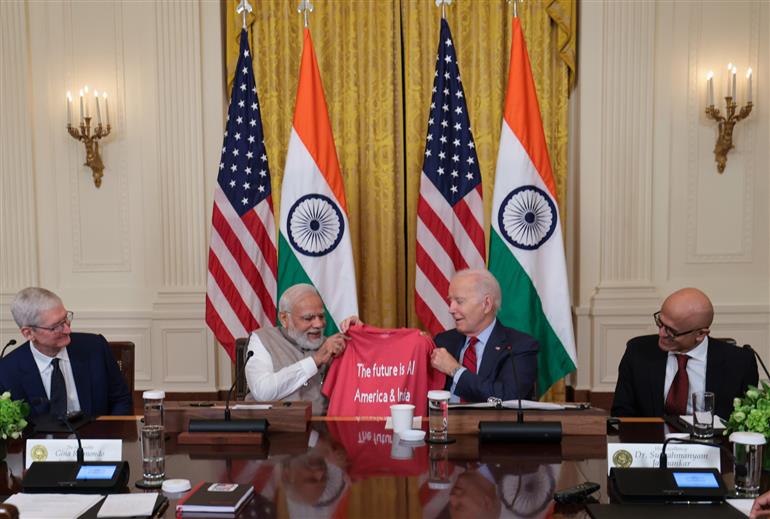 प्रधानमंत्री श्री नरेन्द्र मोदी और अमेरिकी राष्ट्रपति श्री जो बाइडेन 23 जून, 2023 को व्हाइट हाउस, वाशिंगटन डीसी में शीर्ष कंपनियों के मुख्य कार्यकारी अधिकारियों के साथ बैठक करते हुए।:Prime Minister's Office प्रधानमंत्री श्री नरेन्द्र मोदी और अमेरिकी राष्ट्रपति श्री जो बाइडेन 23 जून, 2023 को व्हाइट हाउस, वाशिंगटन डीसी में शीर्ष कंपनियों के मुख्य कार्यकारी अधिकारियों के साथ बैठक करते हुए।:Prime Minister