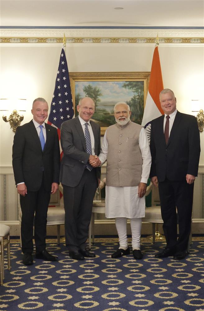 प्रधानमंत्री श्री नरेन्द्र मोदी 23 जून, 2023 को व्हाइट हाउस, वाशिंगटन डीसी में बोइंग के सीईओ श्री डेविड एल कैलहौन से मुलाकात करते हुए।:Prime Minister's Office प्रधानमंत्री श्री नरेन्द्र मोदी 23 जून, 2023 को व्हाइट हाउस, वाशिंगटन डीसी में बोइंग के सीईओ श्री डेविड एल कैलहौन से मुलाकात करते हुए।:Prime Minister