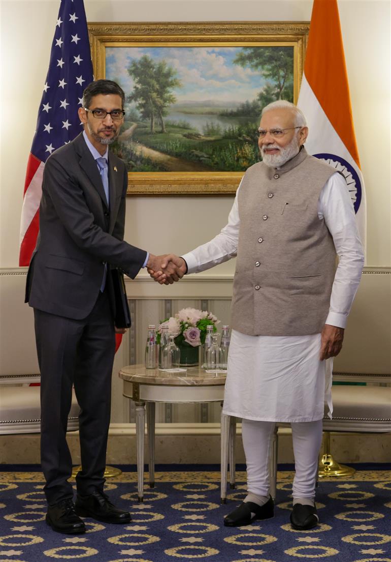 प्रधानमंत्री श्री नरेन्द्र मोदी 23 जून, 2023 को व्हाइट हाउस, वाशिंगटन डीसी में गूगल और अल्फाबेट के सीईओ श्री सुंदर पिचाई से मुलाकात करते हुए।:Prime Minister's Office प्रधानमंत्री श्री नरेन्द्र मोदी 23 जून, 2023 को व्हाइट हाउस, वाशिंगटन डीसी में गूगल और अल्फाबेट के सीईओ श्री सुंदर पिचाई से मुलाकात करते हुए।:Prime Minister