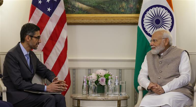 प्रधानमंत्री श्री नरेन्द्र मोदी 23 जून, 2023 को व्हाइट हाउस, वाशिंगटन डीसी में गूगल और अल्फाबेट के सीईओ श्री सुंदर पिचाई से मुलाकात करते हुए।:Prime Minister's Office प्रधानमंत्री श्री नरेन्द्र मोदी 23 जून, 2023 को व्हाइट हाउस, वाशिंगटन डीसी में गूगल और अल्फाबेट के सीईओ श्री सुंदर पिचाई से मुलाकात करते हुए।:Prime Minister