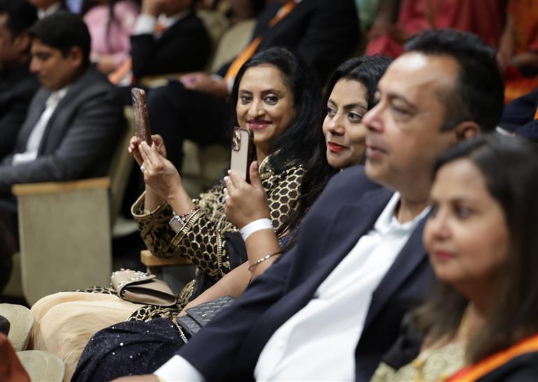 23 जून, 2023 को व्हाइट हाउस, वाशिंगटन डीसी में रोनाल्ड रीगन बिल्डिंग और इंटरनेशनल ट्रेड सेंटर में आयोजित सामुदायिक कार्यक्रम में उपस्थित लोग। इस अवसर पर प्रधानमंत्री श्री नरेन्द्र मोदी ने संबोधित किया।:Prime Minister's Office 23 जून, 2023 को व्हाइट हाउस, वाशिंगटन डीसी में रोनाल्ड रीगन बिल्डिंग और इंटरनेशनल ट्रेड सेंटर में आयोजित सामुदायिक कार्यक्रम में उपस्थित लोग। इस अवसर पर प्रधानमंत्री श्री नरेन्द्र मोदी ने संबोधित किया।:Prime Minister