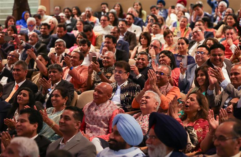 23 जून, 2023 को व्हाइट हाउस, वाशिंगटन डीसी में रोनाल्ड रीगन बिल्डिंग और इंटरनेशनल ट्रेड सेंटर में आयोजित सामुदायिक कार्यक्रम में उपस्थित लोग। इस अवसर पर प्रधानमंत्री श्री नरेन्द्र मोदी ने संबोधित किया।:Prime Minister's Office 23 जून, 2023 को व्हाइट हाउस, वाशिंगटन डीसी में रोनाल्ड रीगन बिल्डिंग और इंटरनेशनल ट्रेड सेंटर में आयोजित सामुदायिक कार्यक्रम में उपस्थित लोग। इस अवसर पर प्रधानमंत्री श्री नरेन्द्र मोदी ने संबोधित किया।:Prime Minister