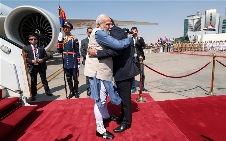 PM receives warm welcome by the Prime Minister of Egypt, Mr Mostafa Madbouly on his arrival at the airport, in Cairo, Egypt on June 24, 2023.