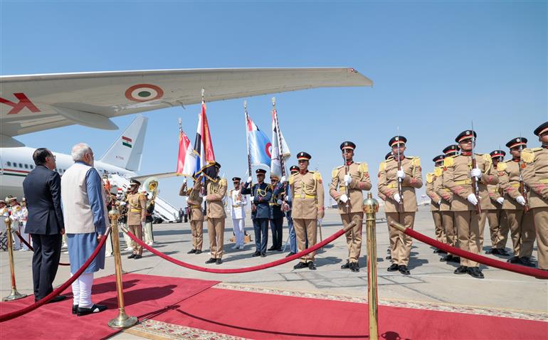 प्रधानमंत्री श्री नरेन्द्र मोदी को 24 जून, 2023 को मिस्र के काहिरा स्थित हवाई अड्डे पर पहुंचने पर गार्ड ऑफ ऑनर दिया गया।:Prime Minister's Office प्रधानमंत्री श्री नरेन्द्र मोदी को 24 जून, 2023 को मिस्र के काहिरा स्थित हवाई अड्डे पर पहुंचने पर गार्ड ऑफ ऑनर दिया गया।:Prime Minister