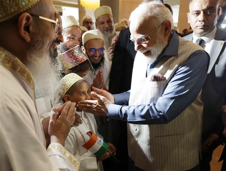 भारतीय समुदाय के सदस्यों द्वारा 24 जून, 2023 को मिस्र के काहिरा में प्रधानमंत्री श्री नरेन्द्र मोदी का गर्मजोशी से स्वागत किया गया।:Prime Minister's Office भारतीय समुदाय के सदस्यों द्वारा 24 जून, 2023 को मिस्र के काहिरा में प्रधानमंत्री श्री नरेन्द्र मोदी का गर्मजोशी से स्वागत किया गया।:Prime Minister